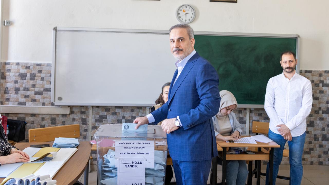 Dışişleri Bakanı Fidan Ankara'da oy kullandı