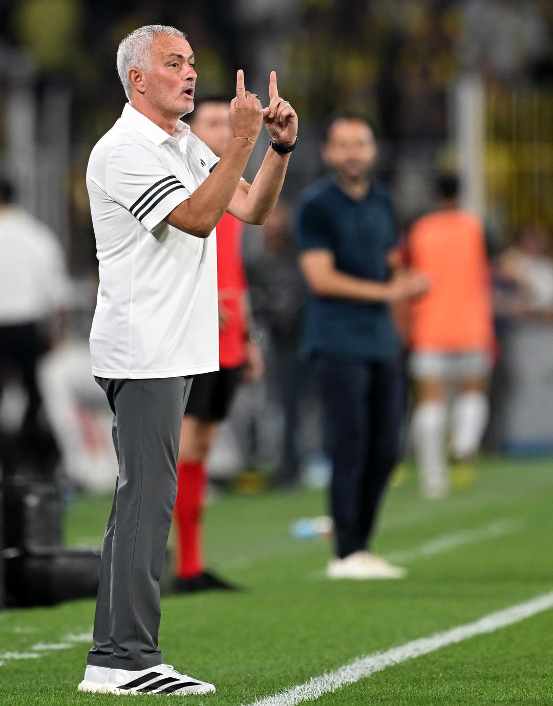 Yorumcuların zaferinden sonra Kocaelisport'tan Fenerbahce Jose Mourinho'nun koçu! 2