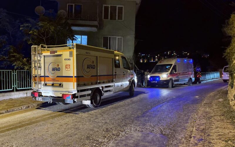 Mutfak tavanındaki sıva düştü. 2 katlı bina tahliye edildi