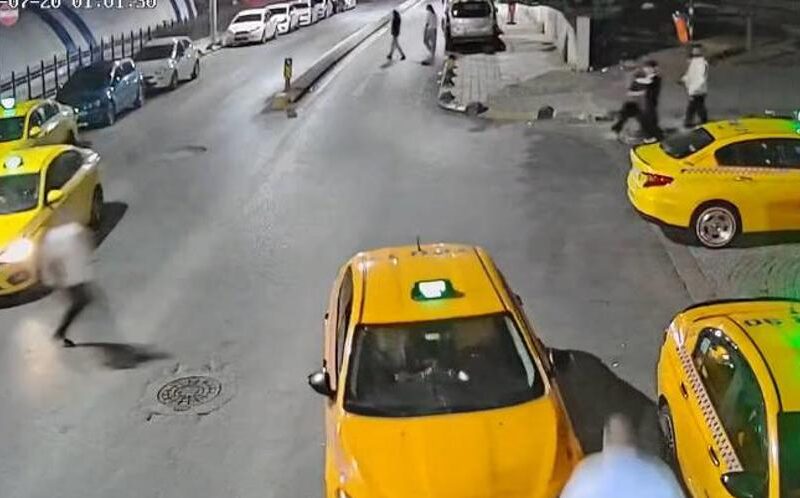 Freni çekilmeyen taksi geri kaydı. Çevredekiler fark etti, durdurmaya çalıştı