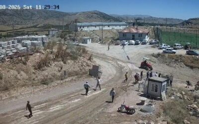Taşlı saldırıdan kurtulmak için traktörü grubun üzerine sürdü