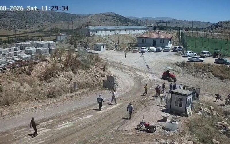 Taşlı saldırıdan kurtulmak için traktörü grubun üzerine sürdü
