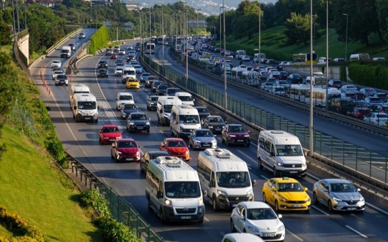 Okullar açılıyor, trafik artıyor. İstanbul'da araçlar dur kalk ilerliyor
